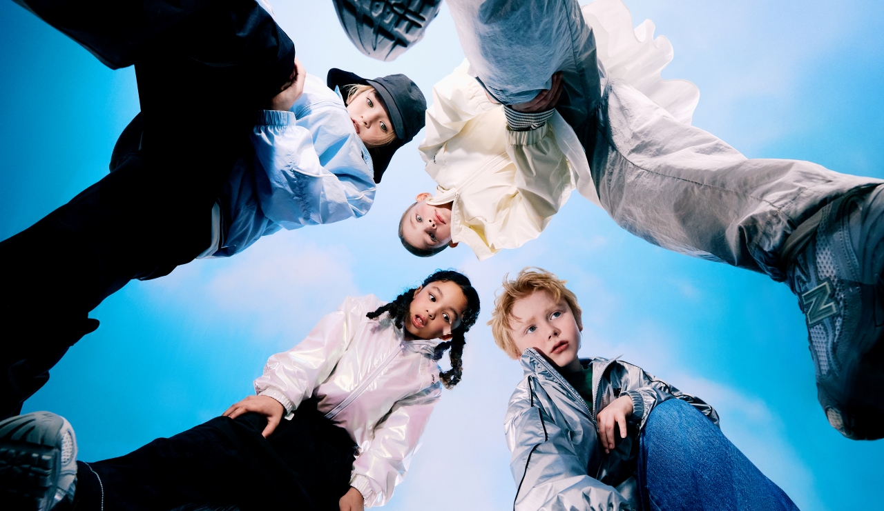 뉴발란스키즈, 광택·실루엣 돋보이는 ‘에어 글로시 바람막이’ 눈길  28-Image